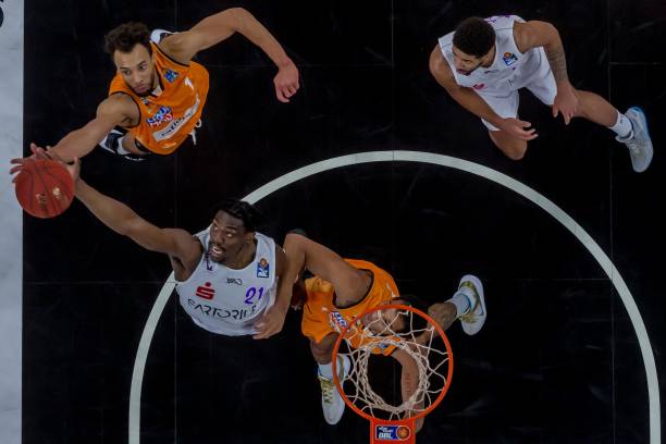 而在防守方 而在防守方